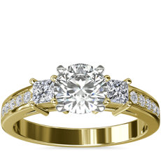 Anillo de compromiso con pavé y tres diamantes de talla princesa en oro amarillo de 14 k (1/3 qt. total)